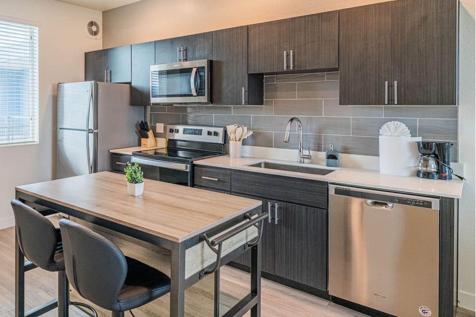 Deluxe Apartment, 1 Bedroom | Private kitchen | Full-size fridge, microwave, oven, stovetop
