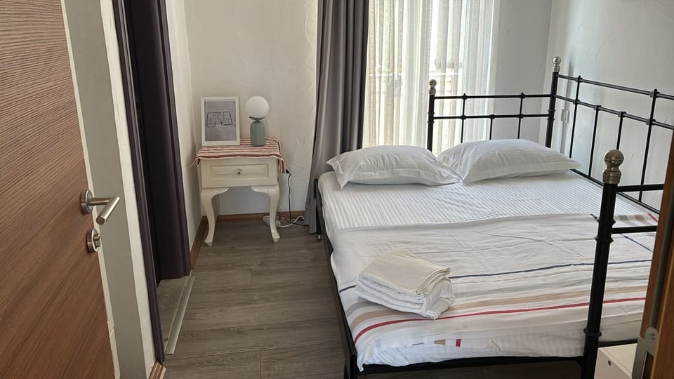 Comfort Double Room, City View | Desk, WiFi (free), bed sheets
