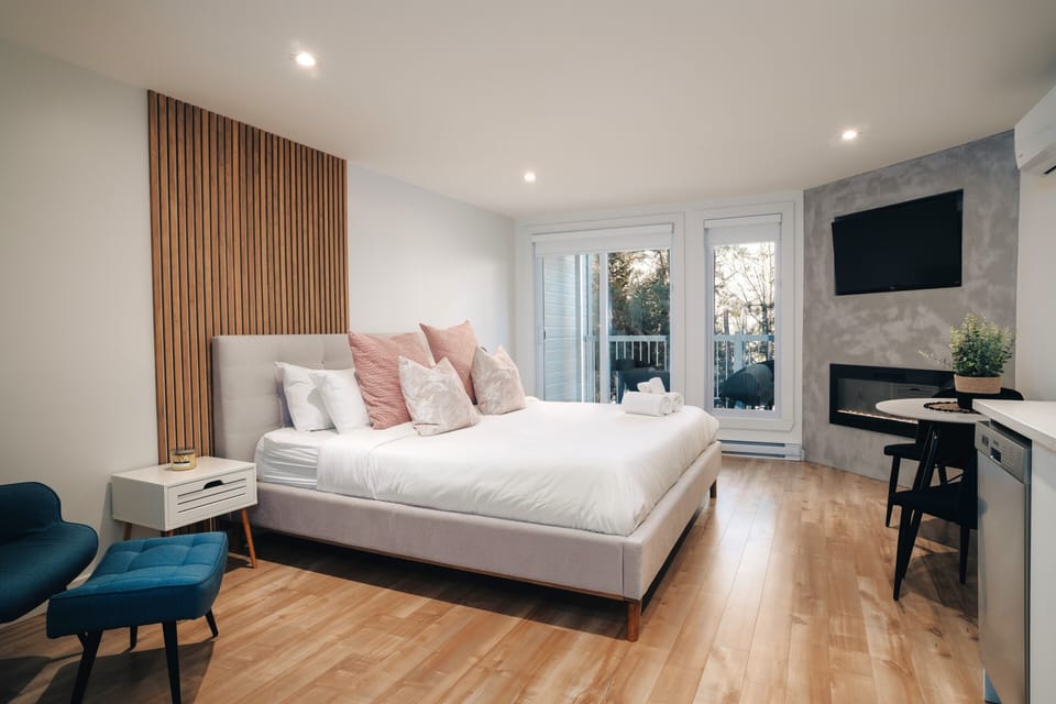 Deluxe Studio, Balcony, Courtyard View | Iron/ironing board, free WiFi