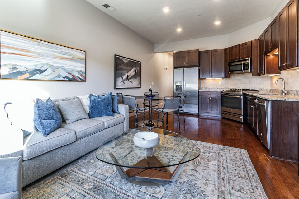 Deluxe Condo, Balcony, Mountain View | Living area