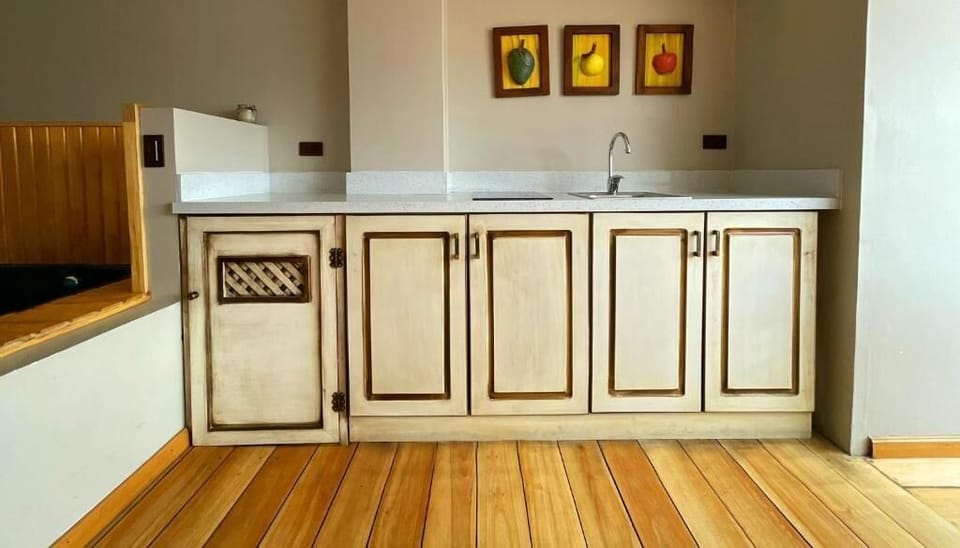 Deluxe Studio Suite, 1 King Bed, Kitchen, City View | Interior