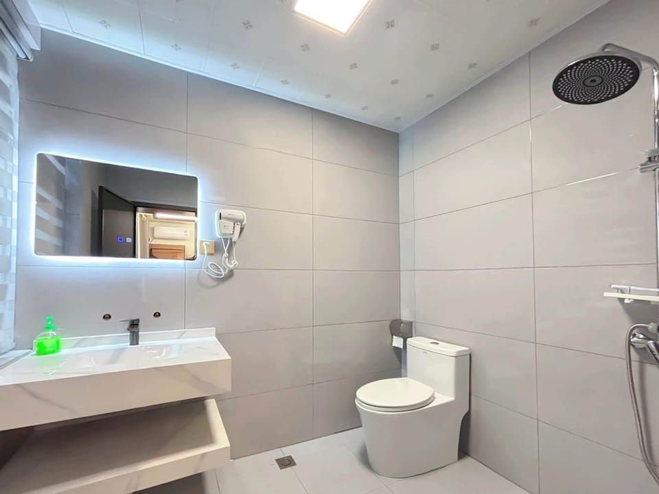 Comfort Twin Room, Lanai, Mountain View | Bathroom | Shower, hair dryer, slippers, towels