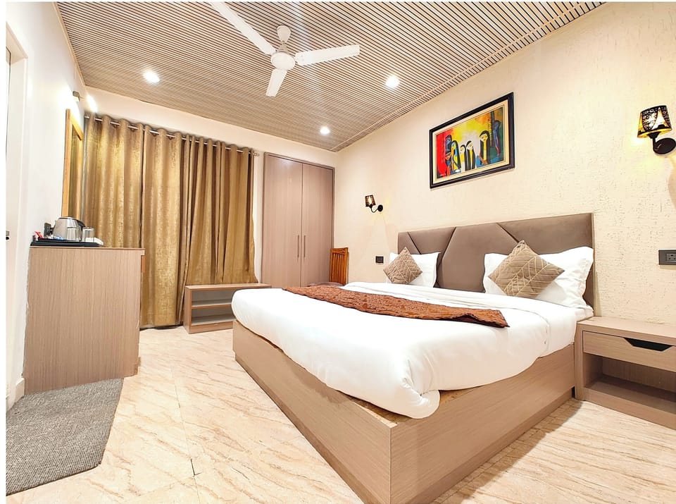 Family Double Room | Hypo-allergenic bedding, desk, soundproofing, free WiFi
