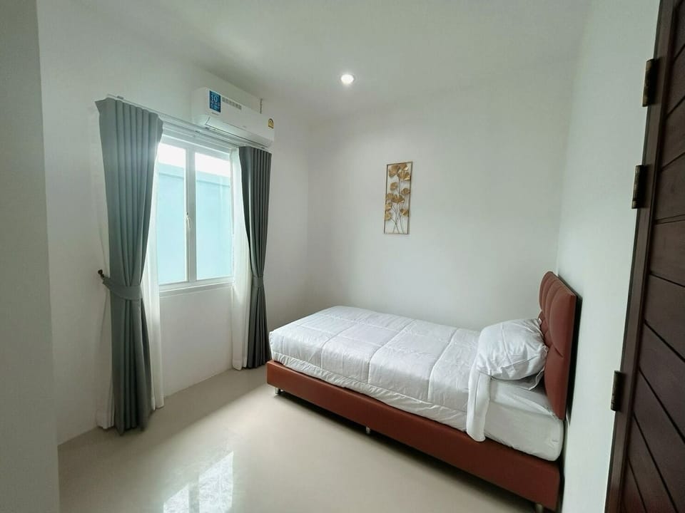 Double Room | In-room safe, blackout drapes, iron/ironing board, free WiFi