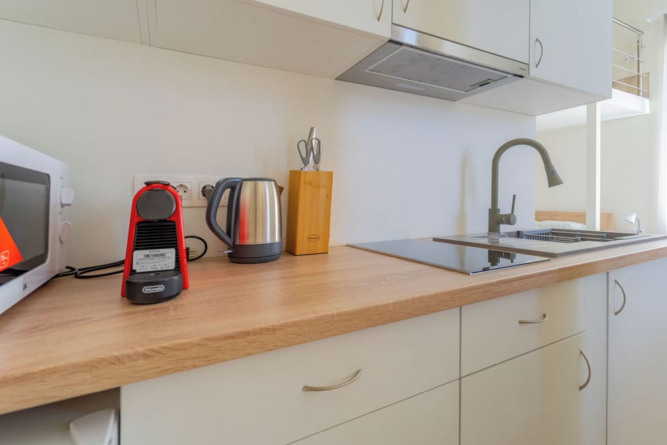 Suite, City View | Private kitchen