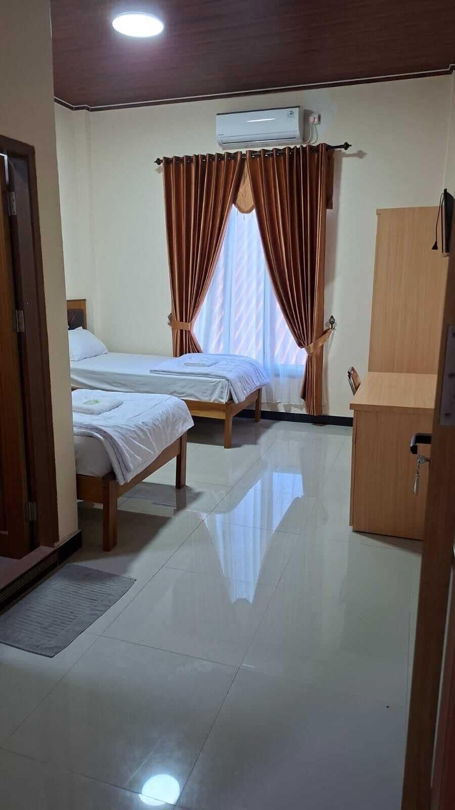 Deluxe Twin Room | Desk, laptop workspace, WiFi (free), bed sheets