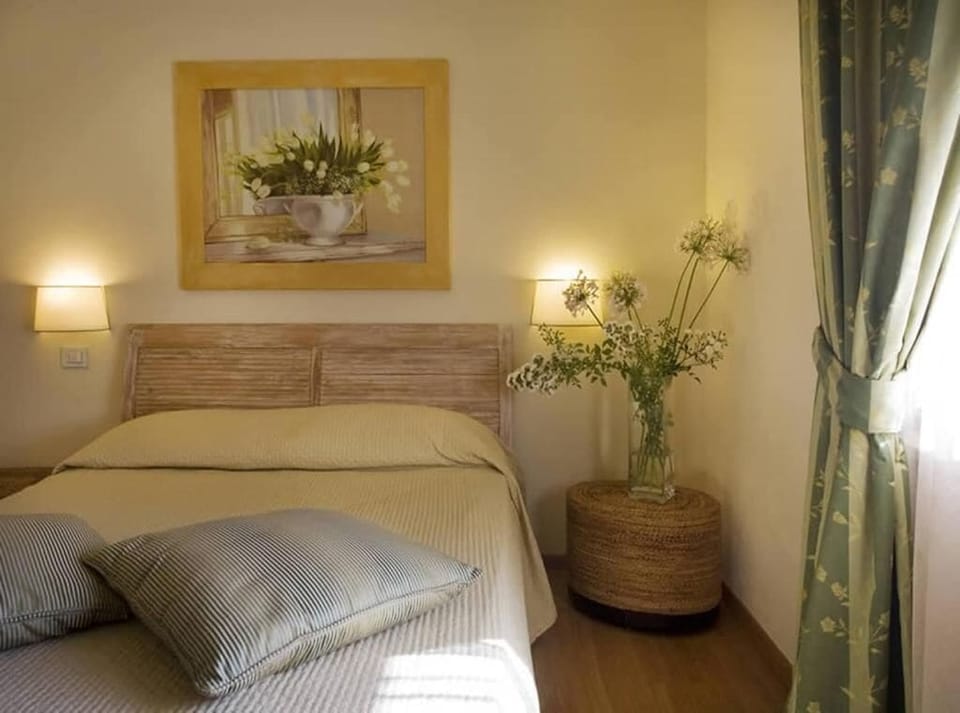 Classic Double Room, Courtyard View | In-room safe, free WiFi