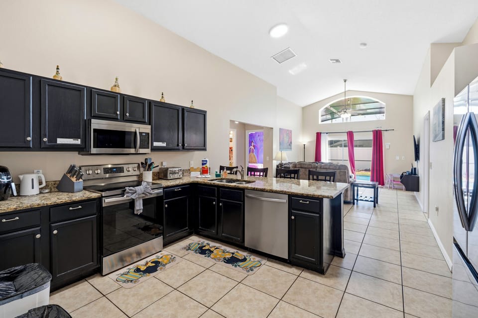 House, 5 Bedrooms, Private Pool, Lakeside | Private kitchen | Full-size fridge, microwave, oven, stovetop