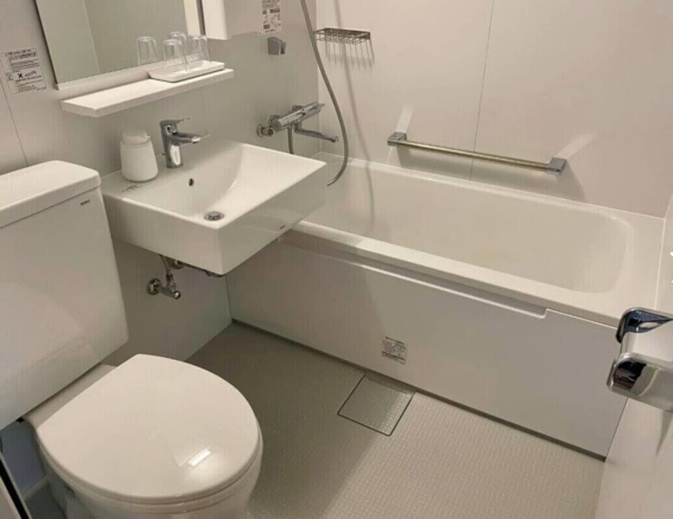 Classic Double or Twin Room, City View | Bathroom