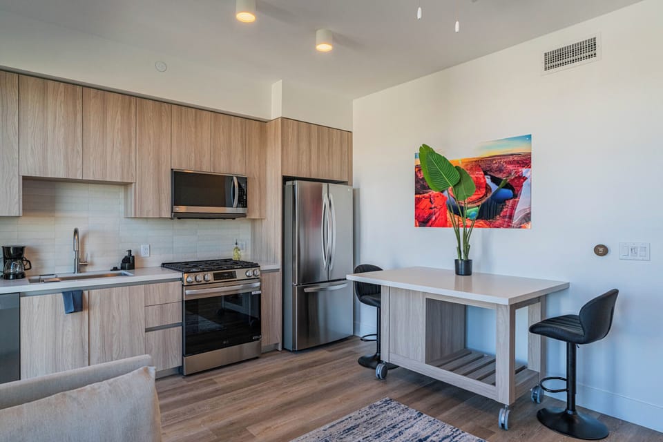 Full-size fridge, microwave, oven, stovetop