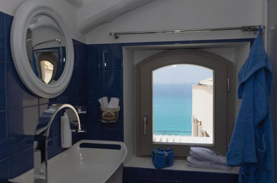 Penthouse with Panoramic Terrace overlooking the Sea | Bathroom | Hair dryer, towels, soap, shampoo