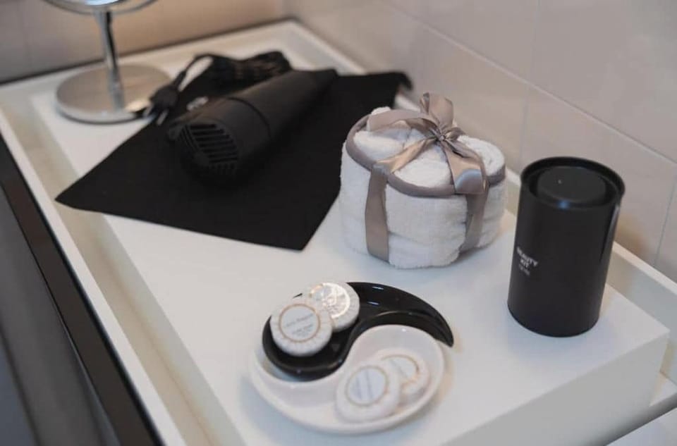 Penthouse with Panoramic Terrace overlooking the Sea | Bathroom | Hair dryer, towels, soap, shampoo