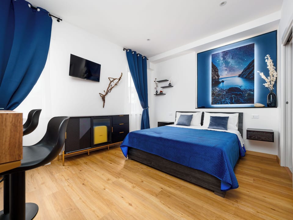 Design Double Room | Desk, laptop workspace, free WiFi