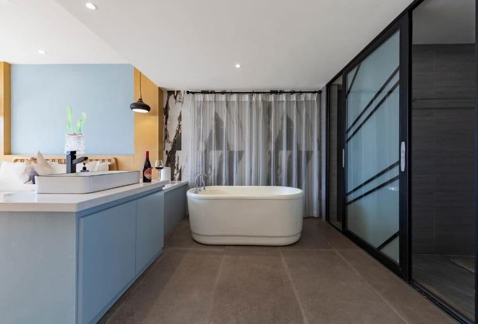 Luxury Double Room, Garden View | Bathroom | Slippers
