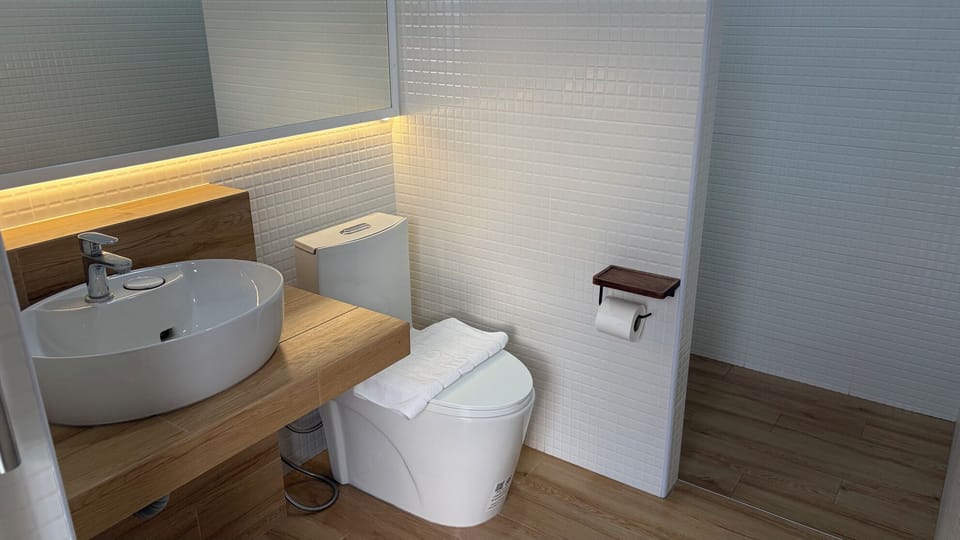 Superior Room, 1 King Bed | Bathroom | Shower, hair dryer, bidet, towels