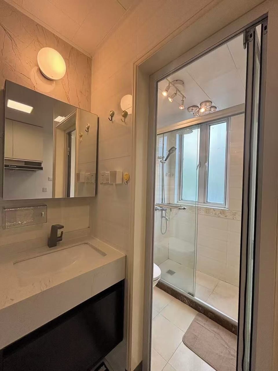 Superior Suite | Bathroom | Shower, free toiletries, slippers, soap