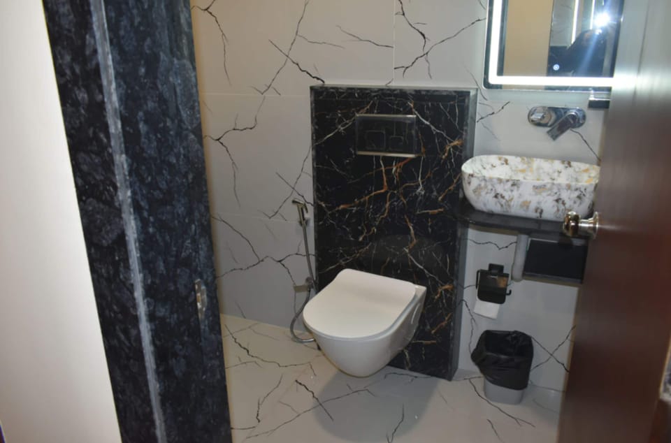Signature Double Room, City View | Bathroom | Shower, free toiletries, towels