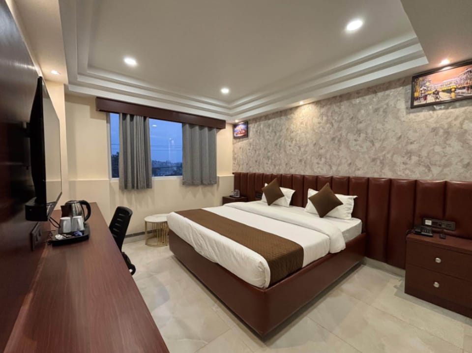 Executive Double Room, City View | Desk, free WiFi