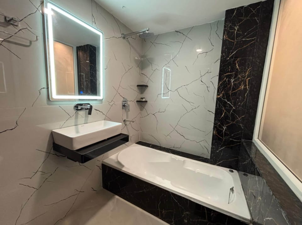 Signature Double Room, City View | Bathroom | Shower, free toiletries, towels