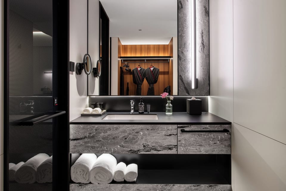 Executive Twin Room, City View | Bathroom | Designer toiletries, hair dryer, bathrobes, slippers