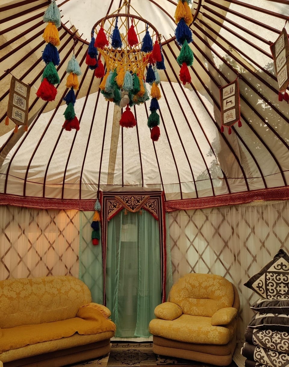 Traditional Yurt | Desk, soundproofing, iron/ironing board, free WiFi