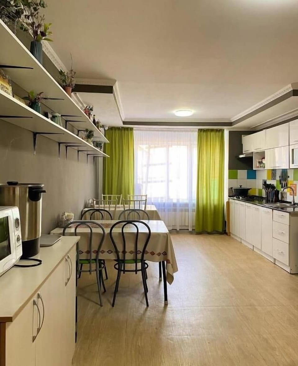 Full-size fridge, microwave, oven, stovetop