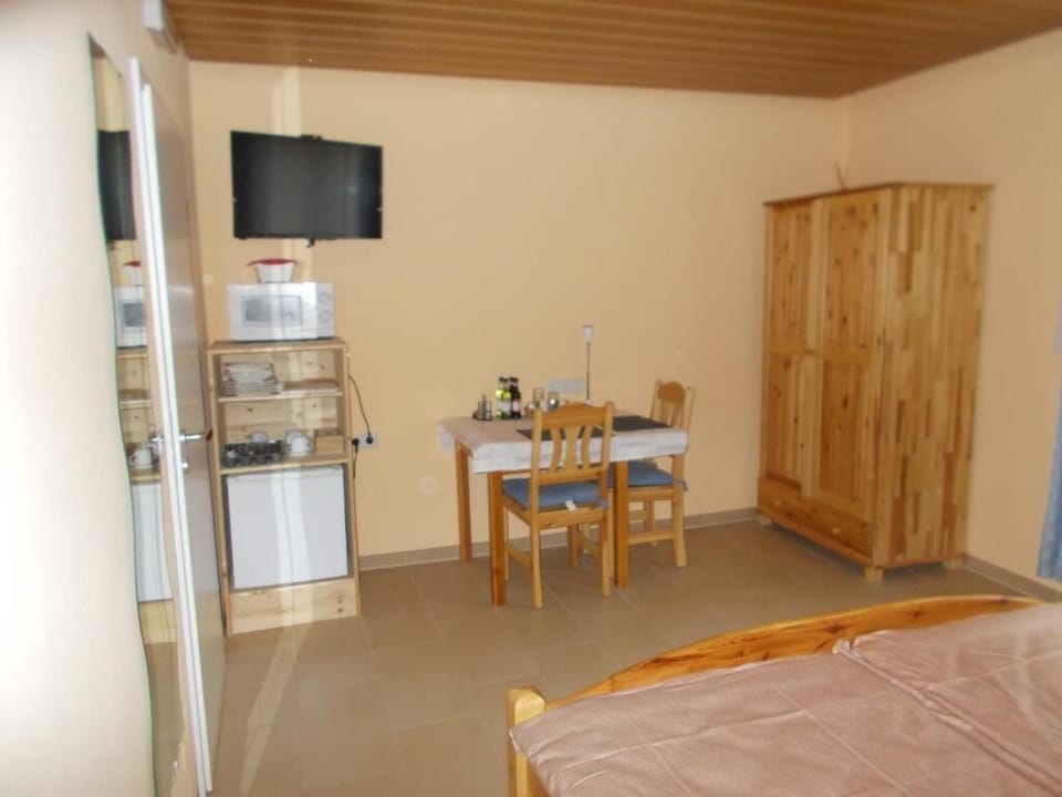 Classic Double Room | In-room safe, desk, iron/ironing board, free WiFi