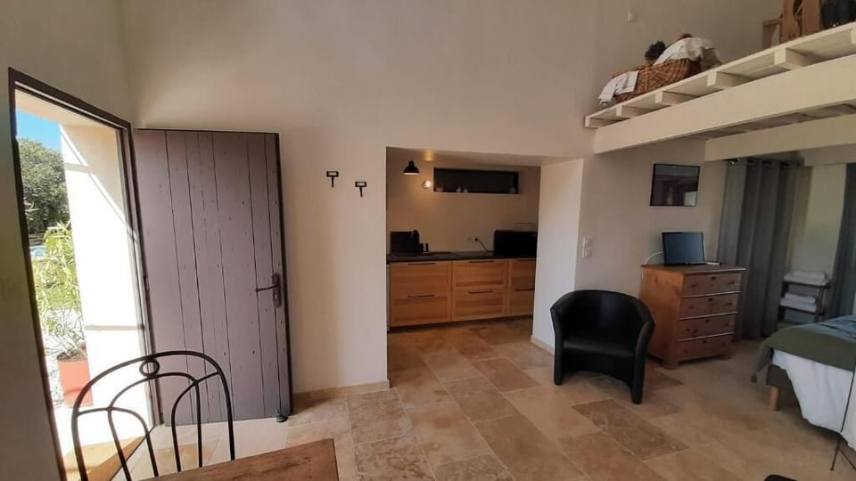 Deluxe Studio, Patio, Courtyard View | Interior