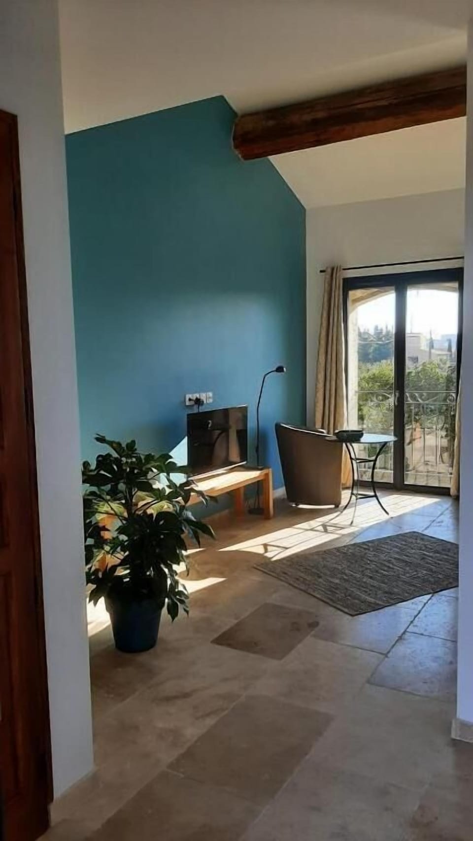 Deluxe Double Room, Patio, Garden View | Living area