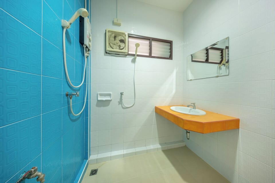 Standard Double or Twin Room | Bathroom | Shower, towels
