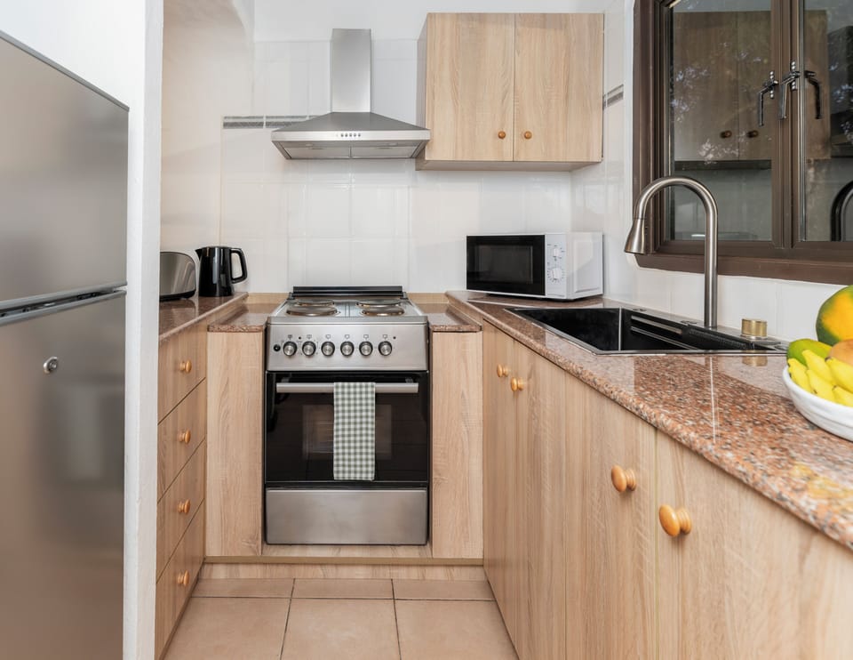 Deluxe Quadruple Room | Private kitchen | Fridge, microwave, oven, stovetop