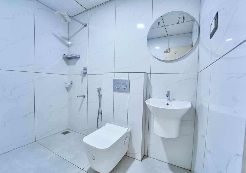 Deluxe Room | Bathroom | Shower, free toiletries, towels
