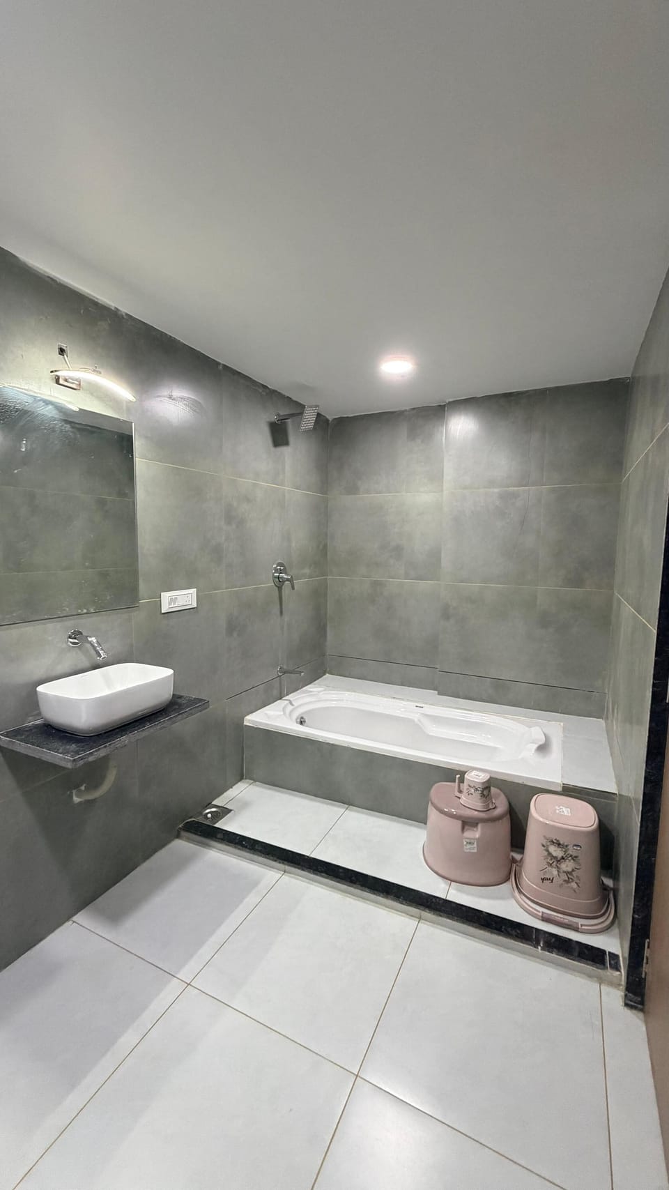 Superior Room | Bathroom | Shower, towels, soap, shampoo