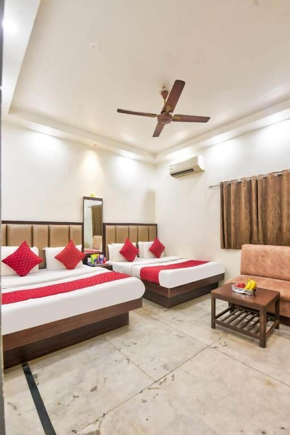 Family Room | Premium bedding, soundproofing, free WiFi, bed sheets