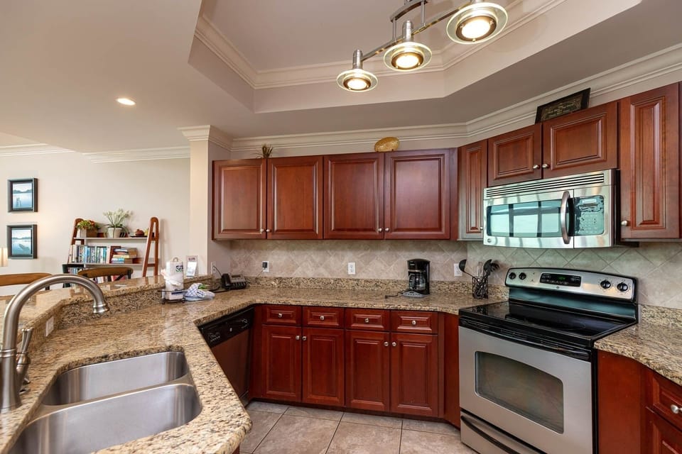 Condo, 3 Bedrooms | Private kitchen | Fridge, oven, coffee/tea maker