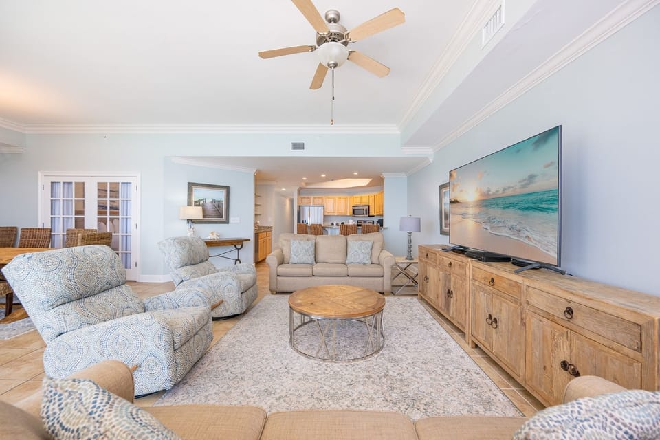 Condo, 3 Bedrooms | Living area