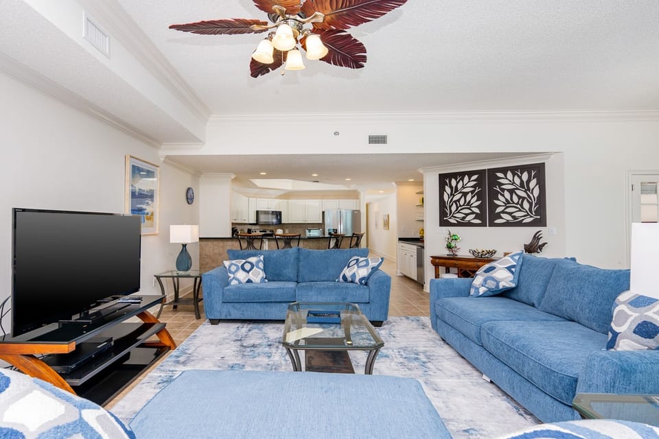 Condo, 3 Bedrooms | Living area