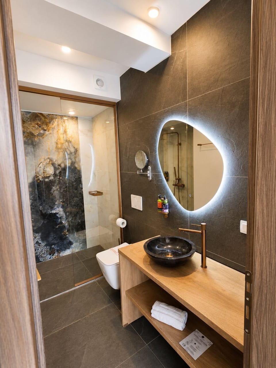 Deluxe Room with Balcony & Panoramic View | Bathroom | Shower, hair dryer, slippers, towels