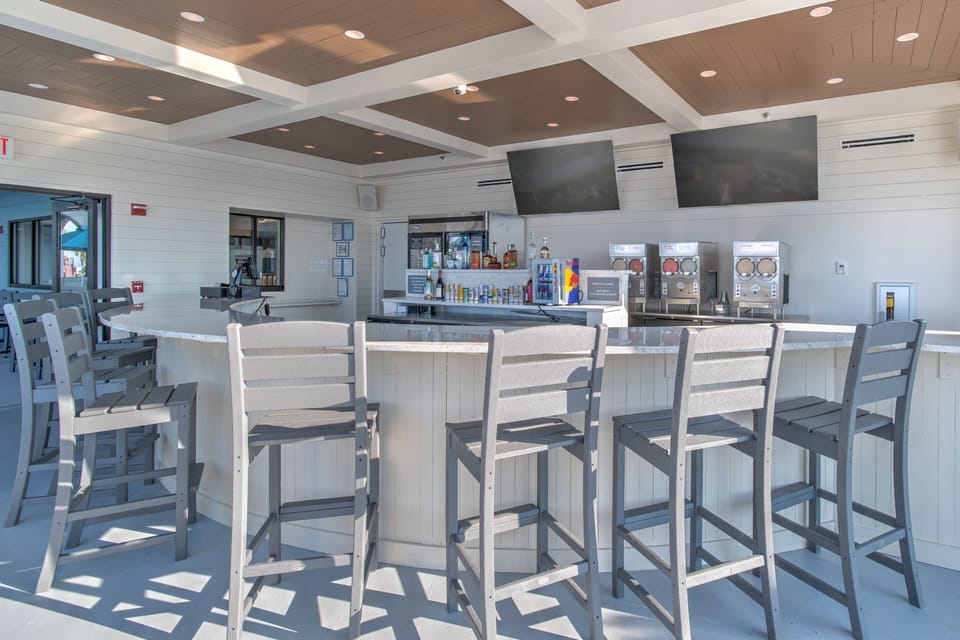 Condo, 3 Bedrooms | Bar (on property)