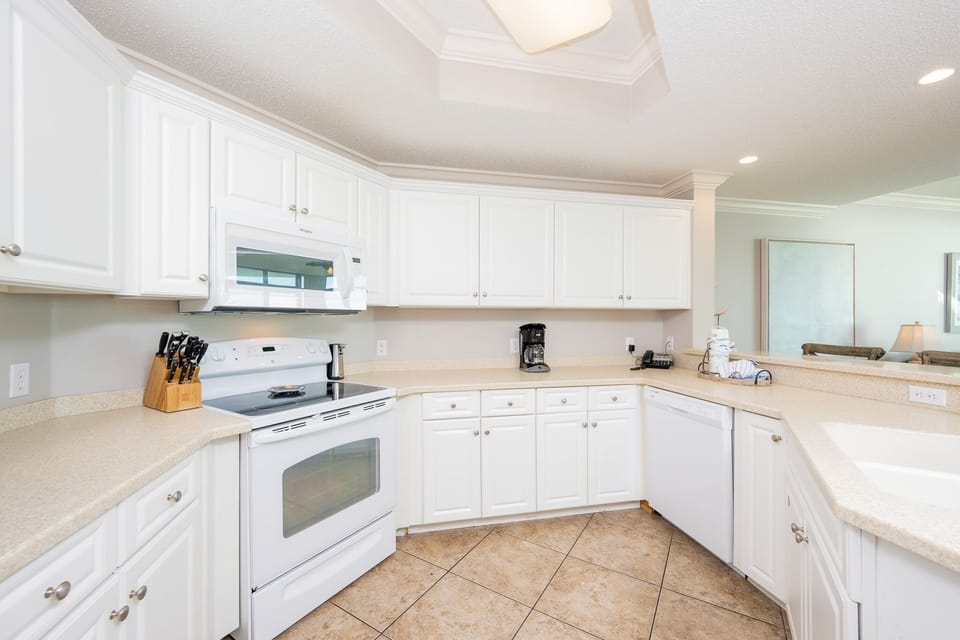 Condo, 3 Bedrooms | Private kitchen | Coffee/tea maker, fridge, oven