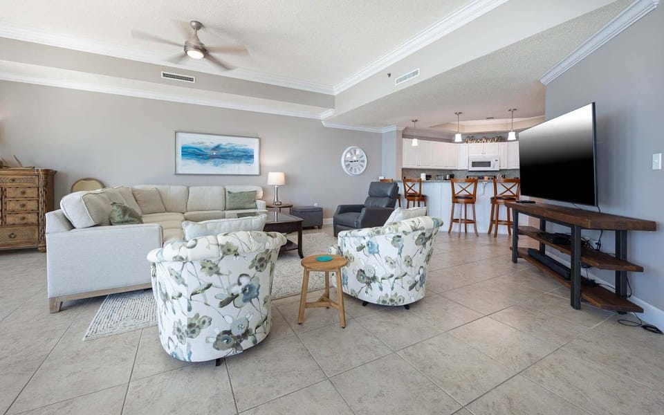 Condo, 3 Bedrooms | Living area