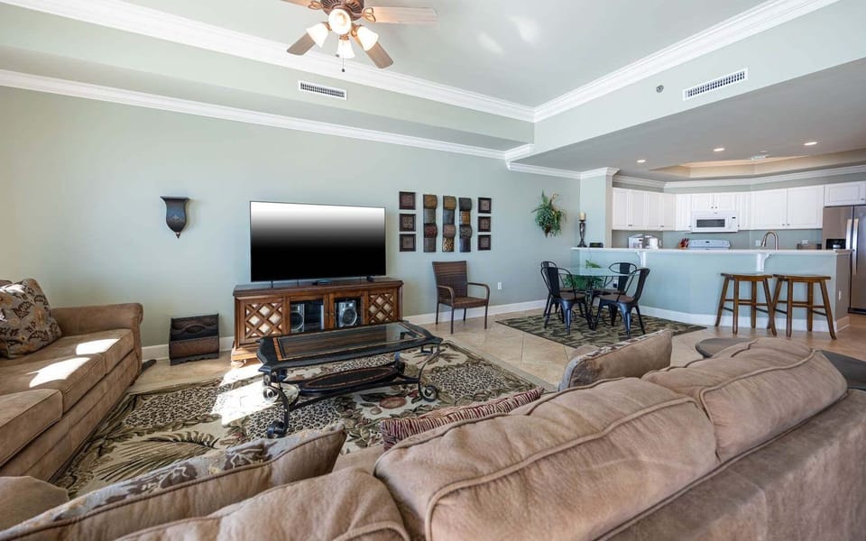 Condo, 3 Bedrooms | Living area