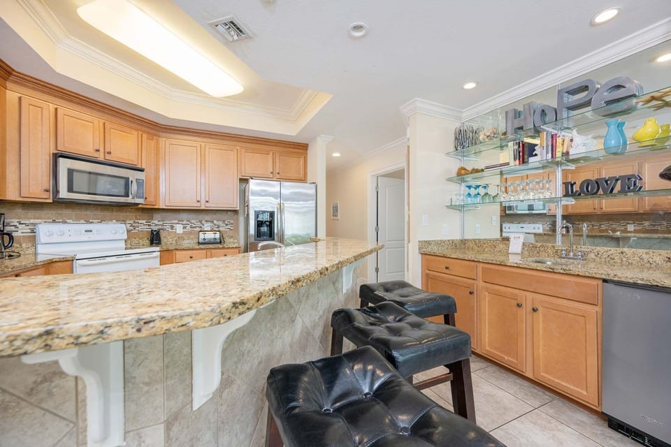 Condo, 3 Bedrooms | Private kitchen | Coffee/tea maker, fridge, oven