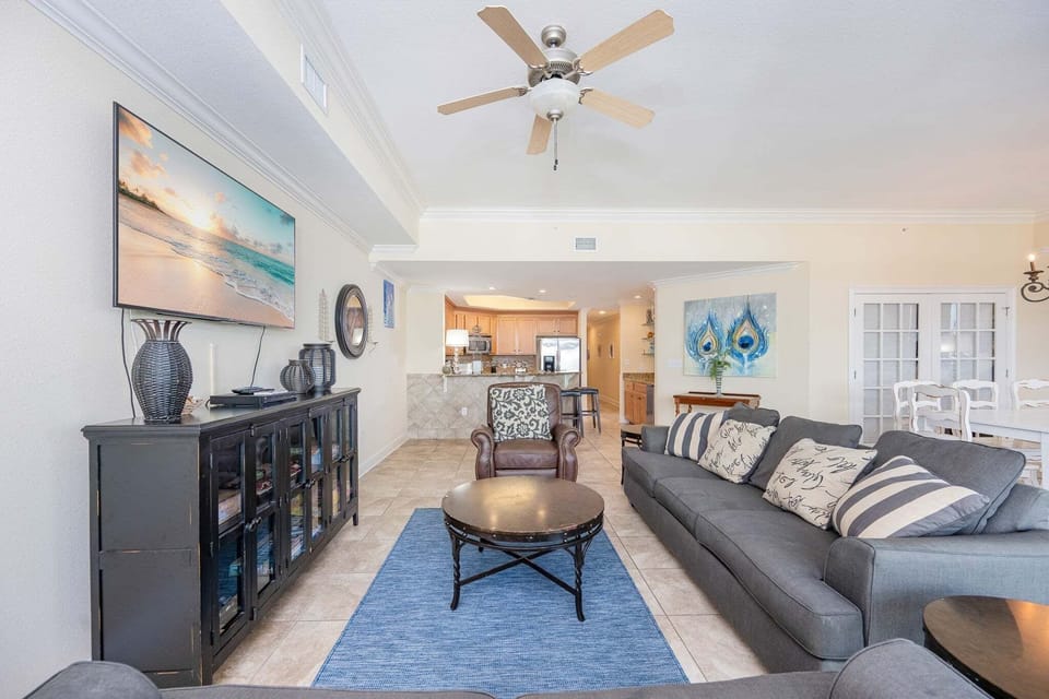 Condo, 3 Bedrooms | Living area