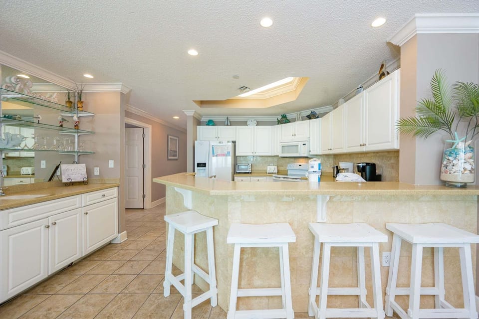 Condo, 3 Bedrooms | Private kitchen | Coffee/tea maker, fridge, oven
