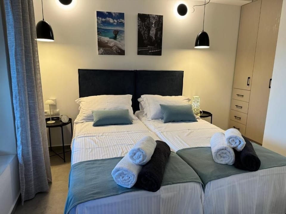 In-room safe, soundproofing, iron/ironing board, free WiFi