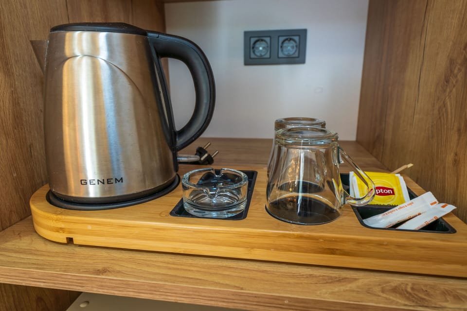 Superior Suite, 1 Queen Bed, Non Smoking, Mountain View | Coffee and/or coffee maker