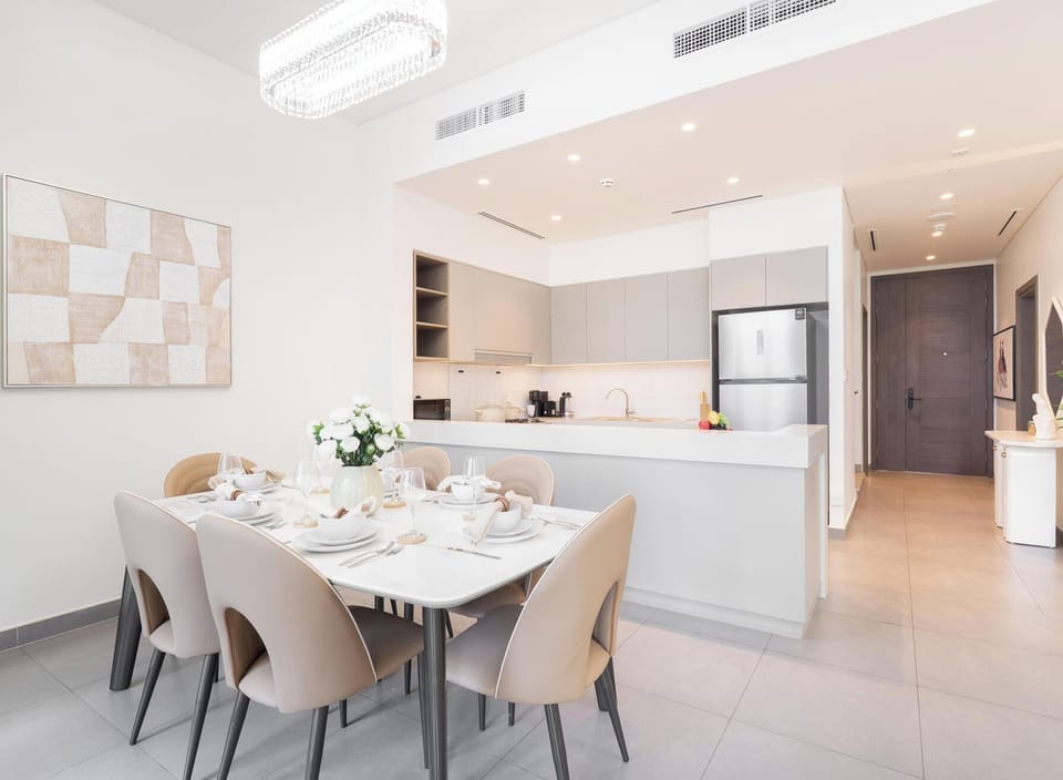 Luxury Apartment, Balcony, City View | In-room dining