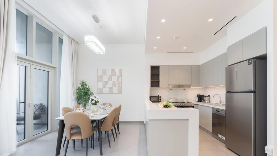 Luxury Apartment, Balcony, City View | In-room dining