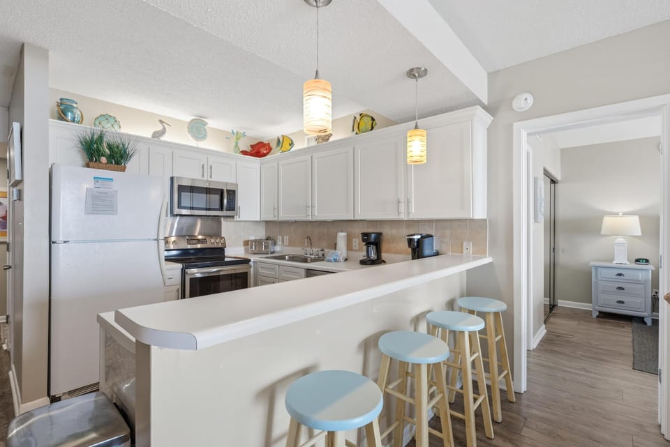 Condo, Multiple Beds (Romar Place 202) | Private kitchen